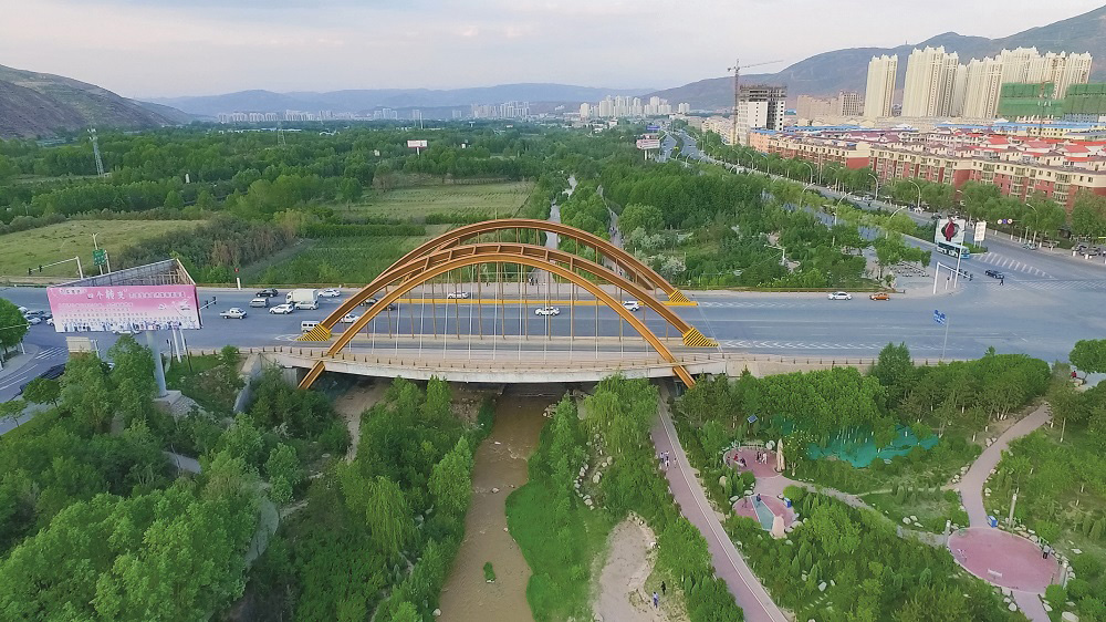 1-青海西宁城市南川河综合治理呈现高原水清岸绿的自然风光.jpg